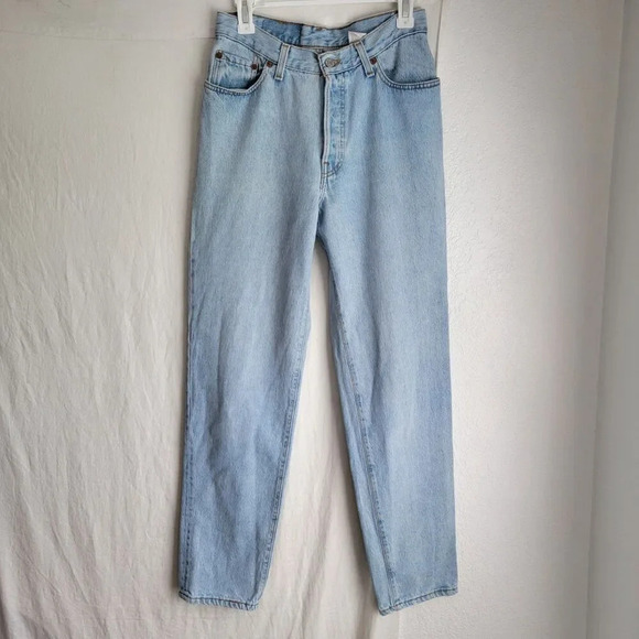 Vintage Levi Strauss Light Wash Button Fly High Rise Tapered Mom Jean Size 11 - Picture 1 of 7